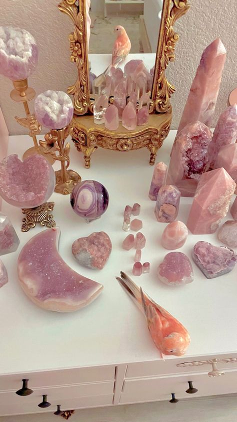 Crystal Room Decor, Aphrodite Aesthetic, Aphrodite Goddess, Magia Das Ervas, Crystal Room, Crystal Vibes, Crystal Altar, Witches Altar, Crystal Aesthetic