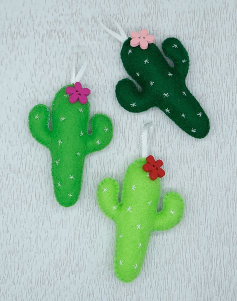 Felt Flower Keychain, Felted Keychain, Felt Plants, Felt Keyring, Felt Ornaments Diy, Cactus Keychain, Garland Ideas, Felt Keychain, Felt Sewing