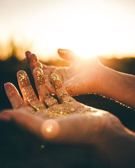 catching the golden light. Hufflepuff Aesthetic, Foto Logo, Pixie Hollow, Gold Aesthetic, Golden Light, Glitter Gold, Yellow Aesthetic, Glitter Makeup, Summer Solstice