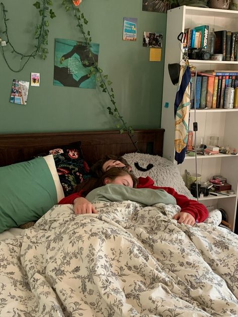 cuddling couple aesthetic vintage summer sleepover couple goals Cuddles In Bed, Affiches D'art Déco, Sleeping Together, Couple Sleeping, The Smiths, The Love Club, Photo Couple, Cute Relationship Goals, Couple Aesthetic