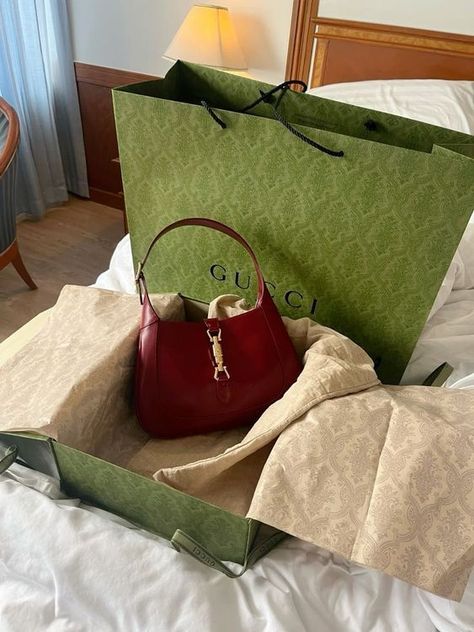 Red Gucci Jackie Bag, Gucci Red Bag, Gucci Bag Aesthetic, Old Money Bags, Red Gucci Bag, Gucci Bag Outfit, Gucci Bags Handbags, Luxury Wishlist, Gucci Jackie Bag