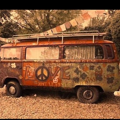 Combi Hippie, Kombi Hippie, Van Hippie, Vw Minibus, Vw California T6, Carros Vintage, Kdf Wagen, Hippie Car, Kombi Home