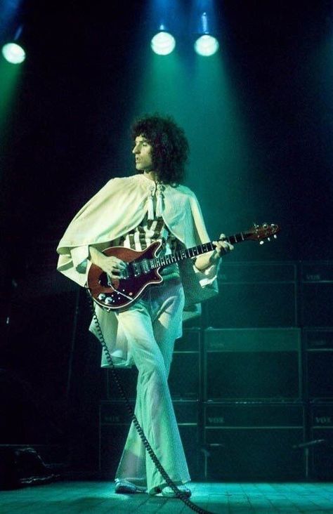 Queen Brian May, Personajes Studio Ghibli, Best Guitarist, Freddy Mercury, Queen Aesthetic, Queen Photos, Roger Taylor, Queen Freddie Mercury, John Deacon