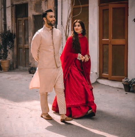 Desi Engagement Photos, Pakistani Couple Photoshoot, No Touching Couple Poses, Pakistani Couple Aesthetic, Kurta Photoshoot Ideas, Couple Poses In Traditional Wear, Desi Couple Poses, Pre Wedding Shoot Ideas Indian, Cute Couple Dynamics