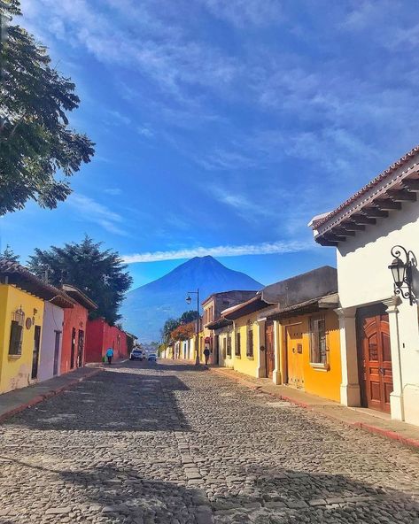 Antigua Guatemala on Instagram: “No escalas la montaña para que todo el mundo 🌍 pueda verte... . ...sino para que tú puedas ver el mundo. Calles llenas de historia en…” Antigua Guatemala, Quetzaltenango, Machu Picchu, Guatemalan Architecture, Guatemalan Culture, Guatemala Travel, Life Vision Board, South America Travel, Neymar Jr