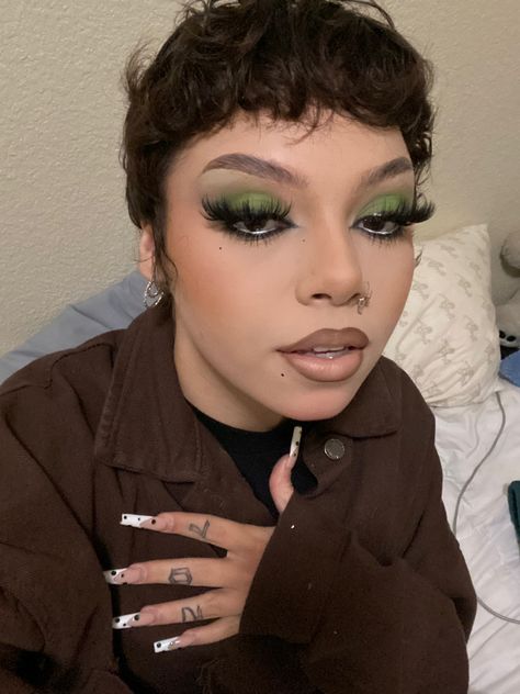 60s Green Makeup, Pretty Green Makeup Looks, Green Earthy Makeup Looks, Makeup Looks For Curly Hair, Camo Makeup Look, Brown Green Makeup, Earthy Eyeshadow Looks, Alt Green Makeup, Soft Green Makeup Looks