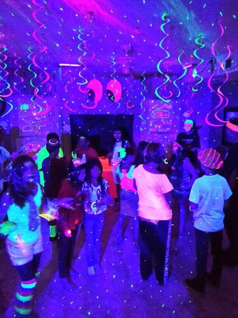 Madi's Blacklight party 16 Birthday Party Glow In The Dark, Glow N Dark Party Ideas, 18th Birthday Dance Party Ideas, Sweet Sixteen Neon Party Ideas, Birthday Glow Party Ideas, Cool Party Snacks, Ideas For Neon Party, Neon Out Party, Black Light Theme Party