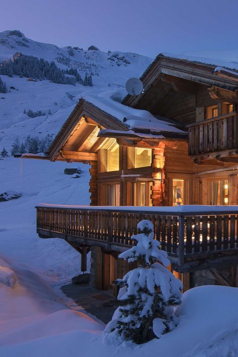 Winter Cabin Aesthetic, Switzerland House, Chalet Exterior, Switzerland Christmas, Snow Lodge, Lodge Aesthetic, Cozy Winter Cabin, Snow Cabin, Winter Chalet