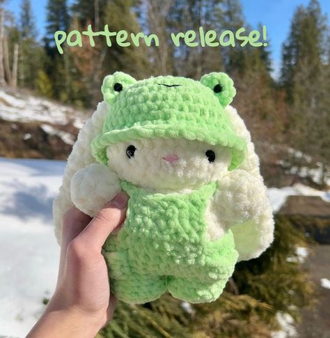 Crochet Kawaii, Crochet Mignon, Confection Au Crochet, Easy Crochet Animals, Crochet Frog, Crochet Bunny Pattern, Crochet Simple, Plushie Patterns, Crochet Design Pattern