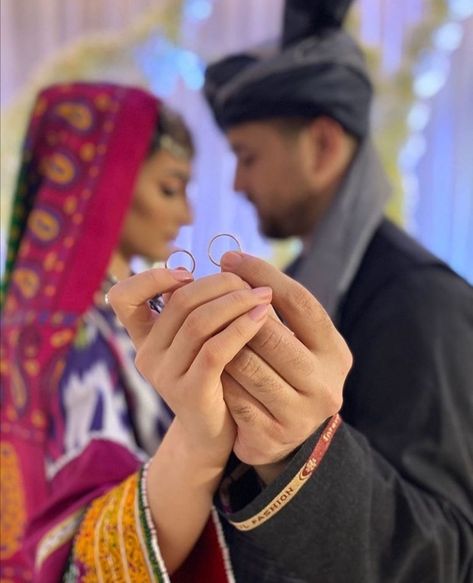 Mosque Wedding, Afghan Couple, Engagement Party Photo Ideas, Bride Muslim, Bride Groom Photoshoot, Girl Hair Drawing, Afghani Clothes, Islam Marriage, Groom Photoshoot