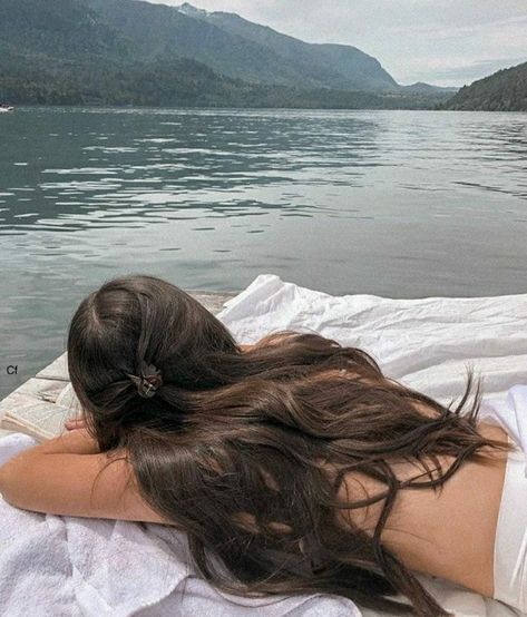 Beach Girls, Brunette Aesthetic, Beachy Aesthetic, Photography Poses Women, Feminine Aesthetic, Brunette Girl, Selfies Poses, Beach Aesthetic, Beach Vibe