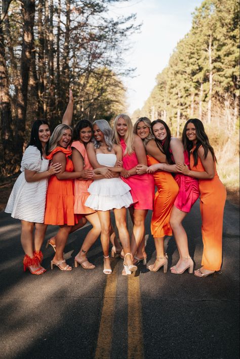 Birthday Group Outfit Ideas, Sorority Recruitment Photos, Spring Group Photoshoot, Group Photoshoot Outfits, Sorority Recruitment Pictures, Sorority Group Pictures, Crib Photoshoot, Exec Photoshoot Sorority, Leadership Photoshoot