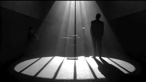 The Man Who Wasn’t There (2001) Film Noir Photography, Color In Film, Cinematography Lighting, Roger Deakins, Black And White Movie, Best Cinematography, Movie Shots, Film Grab, Black And White Film