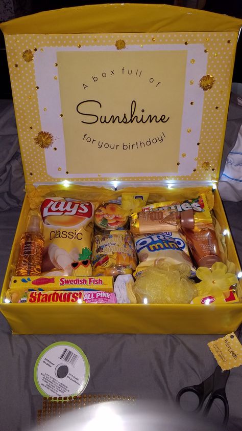 For the yellow lover or just to provide some sunshine on a loved ones birthday. Take their favorite snacks, treats, or beauty items in yellow. I used battery powered dollar tree string lights to illuminate the box. Diy Birthday Box, Diy Christmas Gifts For Boyfriend, Homemade Birthday Gifts, Anniversary Diy, Birthday Men, Anniversaire Diy, Diy Anniversary Gift, Birthday Presents For Friends, Boyfriend Anniversary