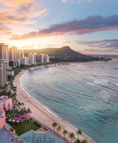 Wakiki, Hawaii Oahu Itinerary, Waikiki Hawaii, Hawaii Pictures, Beautiful Beach Pictures, Hawaii Life, Waikiki Beach, Hawaii Beaches, Hawaii Vacation, Beautiful Sunrise