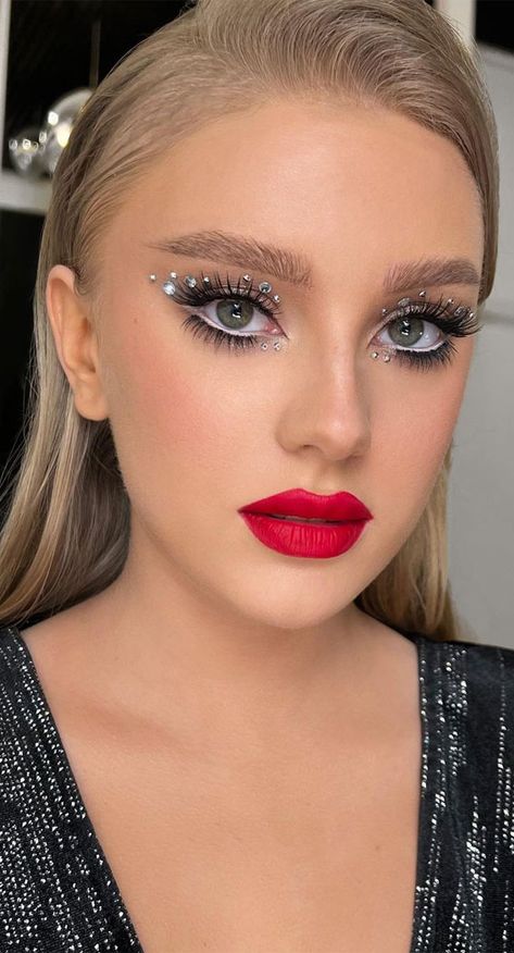 Christmas Makeup Photoshoot, Easy Christmas Eye Makeup Ideas, Holiday Make Up, New Year’s Eve Makeup Look, Creative Christmas Makeup Ideas, New Year Eve Makeup, New Year’s Eve Makeup, Glam Christmas Makeup, New Year Makeup Ideas