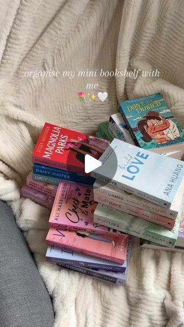 75K views · 20K likes | iliana☁️⋆｡⭒ ⋆ on Instagram: "organise my mini bookshelf with me 💌

#bookstagram #bookshelfaesthetics #bookshelforganization #aesthetic #bookshelf #books" Books, Bookshelves, Mini Aesthetic, Aesthetic Bookshelf, Mini Bookshelf, Bookshelf Organization, Magnolia Park, Book Organization, Books To Read