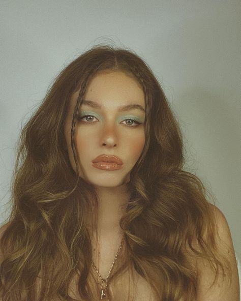 Makeup maquillage bleu blue fard
palette fashion mode tendance
hairstvle coiffure aesthetic
vintage retro
70s 60s filter girl inspo 70s Eyeshadow Looks, 70s Womens Makeup, Soft 70s Makeup, 70s Boho Makeup, Rock And Roll Makeup 80s, 60s And 70s Makeup, Curly Disco Hair, 70’s Headband, Natural 70s Makeup