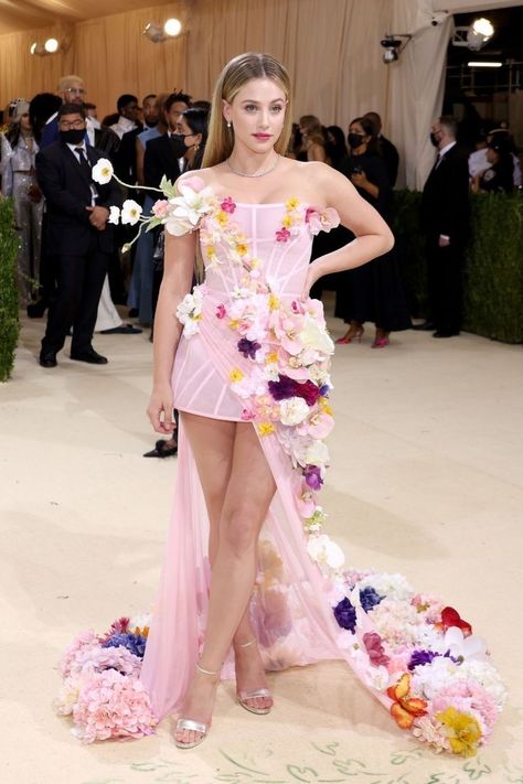 Lili Reinhart at the met gala Couture, Haute Couture, Gala Dresses Long, Met Gala Outfits, Met Gala Dresses, Gala Fashion, Gala Outfit, Homecoming Dresses Tight, Theme Dress