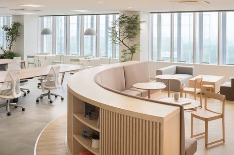 Inside Japan Association of Athletics Federations’ Minimalist Tokyo Office - Officelovin' Office Inspiration Workspaces, Open Office Design, Breakout Space, Interior Kantor, مركز ثقافي, Office Design Inspiration, Cool Office Space, Ideas Hogar, Banquette Seating