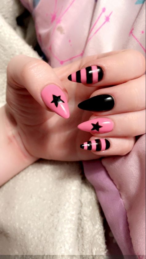 Emo af nails Black Striped Nails, Emo Nail Art, Rock Star Nails, Horror Nails, Band Nails, Fake Nails Designs, Queen Nails, Punk Nails, Nail Vinyls