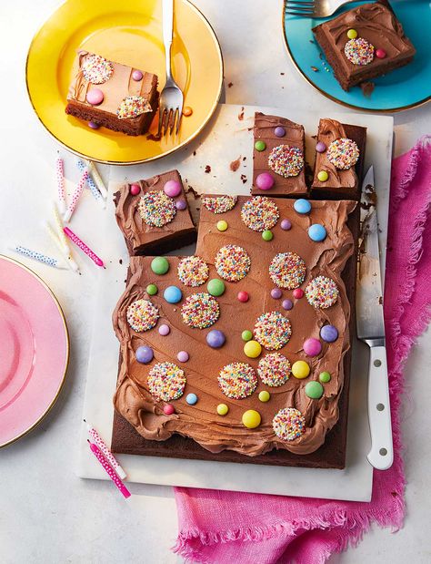 This is such a fun and easy chocolate traybake cake for celebrations, and is sure to delight young and old. We’ve topped it with sweets, but you could pipe on a birthday message or add toy figurines, fresh fruit or edible flowers, depending on whom you’re making it for Patisserie, Chocolate Party Cake, Traybake Recipes, Chocolate Traybake, Traybake Cake, Magazine Recipe, Easy Carrot Cake, Fruity Cake, Tray Bake Recipes