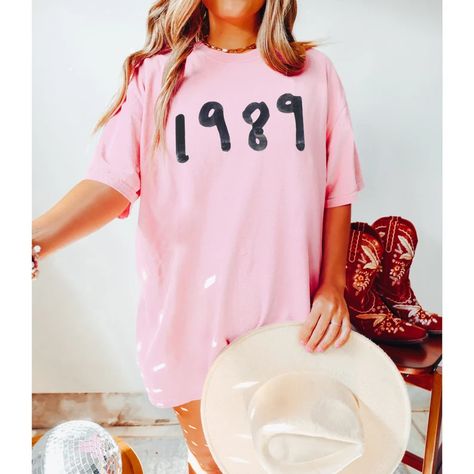 Album 1989 Taylor Vintage T-shirt Swift Taylor Inspired - Etsy UK Taylor Swift Cricut Shirts, Taylor Swift Tshirts, 1989 Taylor Swift Party, Diy Taylor Swift Shirt, Taylor Swift T Shirts, Taylor Swift Tshirt Ideas, Taylor Swift Costumes, 1989 Shirt, Taylor Swift Tshirt