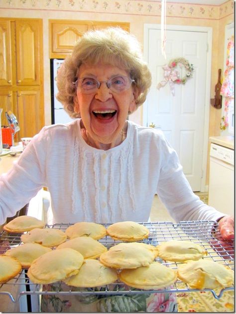 T W O * S U C C U L E N T * S I S T E R S: Vintage Raisin Filled Cookies Raisin Filled Cookie Recipe, Raisin Filled Cookies, Cookie Craft, Wake And Bake, Cookie Brownie Bars, Filled Cookies, Raisin Cookies, Xmas Cookies, Cookies Recipes Christmas