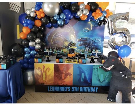 Godzilla Balloon Garland, Godzilla Vs King Kong Birthday Party, Godzilla Kong Birthday Party, Godzilla Party Decorations, Kong Vs Godzilla Birthday Party, King Kong Party Ideas, Godzilla Vs Kong Party Ideas, Godzilla Themed Birthday Party, Godzilla Vs Kong Birthday Party