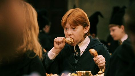 The disgusting detail about Harry Potter's Great Hall Ron Weasley Funny, Chain Restaurants, Teddy Lupin, Weasley Aesthetic, Harry Potter Studio Tour, Chris Columbus, Harry Potter Studios, Ronald Weasley, Rupert Grint