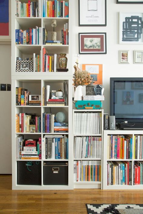 The IKEA Expedit (lately reborn as the Kallax) has, like a lot of classics, an incredibly simple design. And like a lot of IKEA pieces, it lends itself to all kinds of different uses—some of which you may have not even thought of. Here are 15 different ways to put your Kallax bookcase to work all over the house, in many storage solutions. Ikea Kallax Bookshelf, Living Pequeños, Ikea Expedit, Farmhouse Side Table, Cute Dorm Rooms, Kallax Ikea, Room Transformation, Home Library, Cube Storage