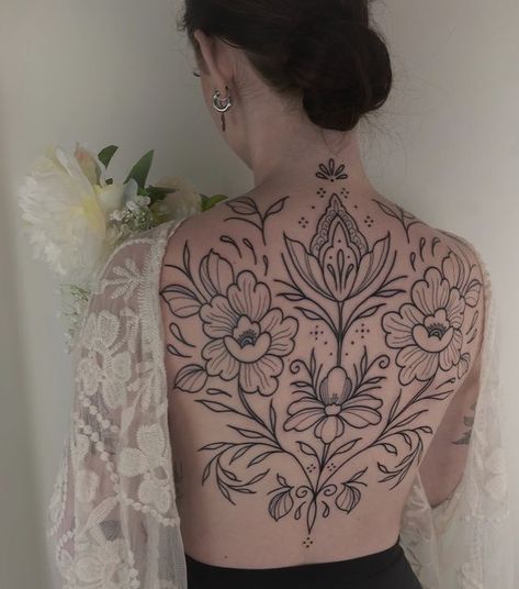 Traditional Back Tattoo, Aesthetic Tattoo Ideas, Tattoo Amor, Floral Back Tattoos, Tattoo Ideas Inspiration, Backpiece Tattoo, Spine Tattoo Ideas, Upper Back Tattoos, Back Piece Tattoo