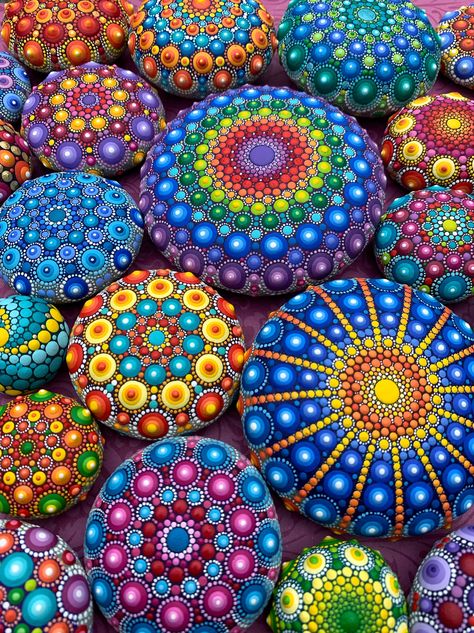 Elspeth Mclean, Stones Aesthetic, Mandala Painted Rocks, Art Pierre, Mandala Rock Art, Stone Art Painting, Flowers Painted, Art Stone, Mandala Art Lesson