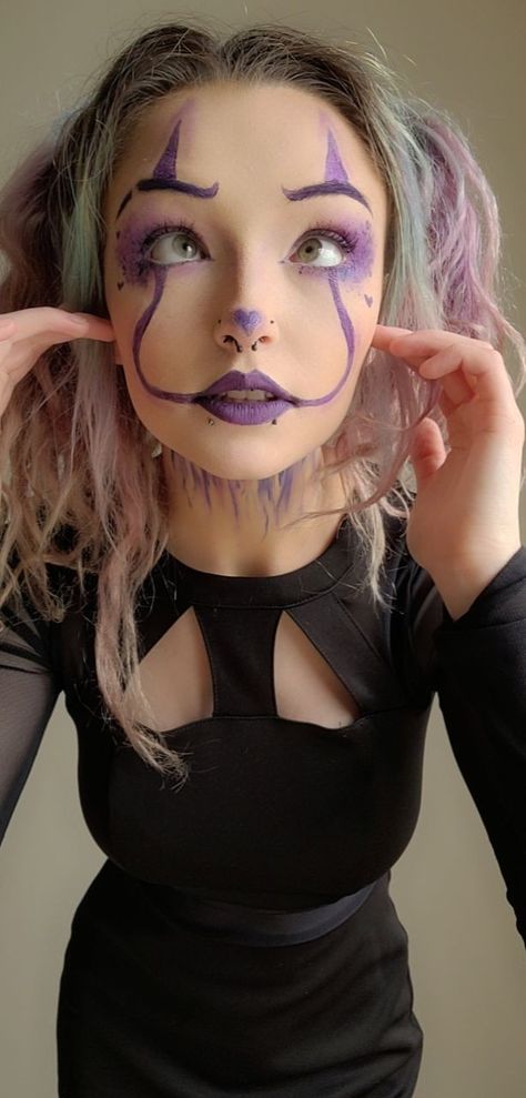 Purple clown Penny wise Halloween makeup Black And Purple Clown Makeup, Pretty Clown Makeup Easy, Circus Theme Makeup, Girly Clown Makeup, Clown Makeup Purple, Clown Makeup Looks Easy, Doll Goth Makeup, Clown Makeup Ideas Easy, Goth Clowncore Makeup