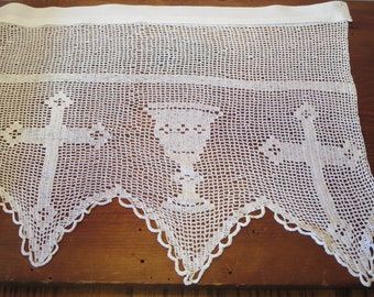 Crochet Altar Cloth, Crochet Boarders, Cloth Patterns, Greek Pattern, Christian Crafts, Fillet Crochet, Crochet Sleeve, Altar Cloth, Montreal Quebec