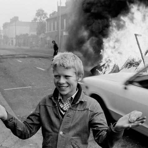 Belfast 1955: Gorgeous Photographs Of The City Of Ships - Flashbak Northern Ireland Troubles, Ireland History, The Troubles, Swinging London, Breathtaking Photography, Gordon Parks, Carnaby Street, Local Gym, Drawing Images