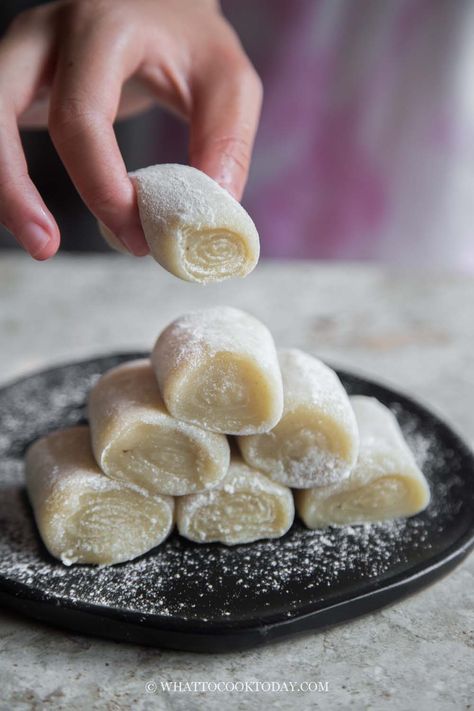 Hong Kong Banana Mochi Rolls (Made with Real Bananas) Asian Baked Desserts, Asian Banana Cake, Asian Banana Recipes, Quick Asian Desserts, Gluten Free Gourmet Recipes, Nice Dessert Recipes, Chinese Deserts Recipes, Hong Kong Recipes, Mochi Dough Recipe