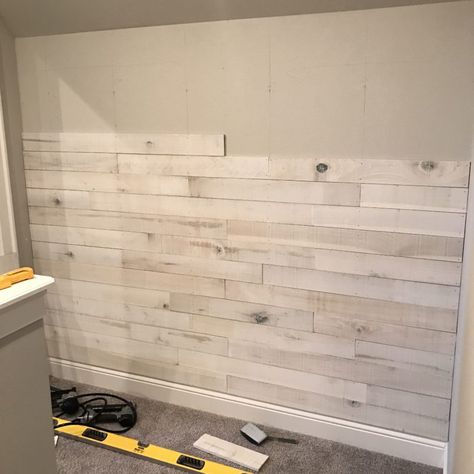 Wood Walls Bedroom, Koti Diy, Shiplap Accent Wall, Shiplap Wall Diy, Wood Accent Wall, Accent Walls In Living Room, Plank Walls, Accent Wall Bedroom, Pallet Wall