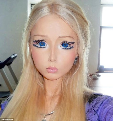 Simultaneously attracted and repelled. Can a living person be in the uncanny valley? Doll Make Up, Extreme Plastic Surgery, Valeria Lukyanova, Living Barbie, Ukrainian Language, Real Barbie, Human Doll, Barbie Makeup, International Dating