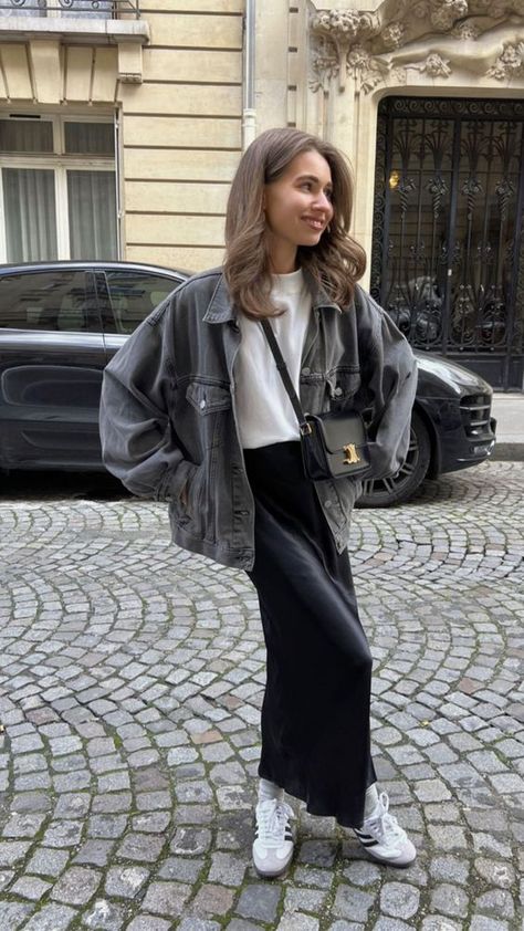 Layering A Turtleneck Outfit, Looks Adidas, Skandinavian Fashion, Rok Outfit, Europe 2024, Alledaagse Outfits, Populaire Outfits, Work Fun, Europe Outfits