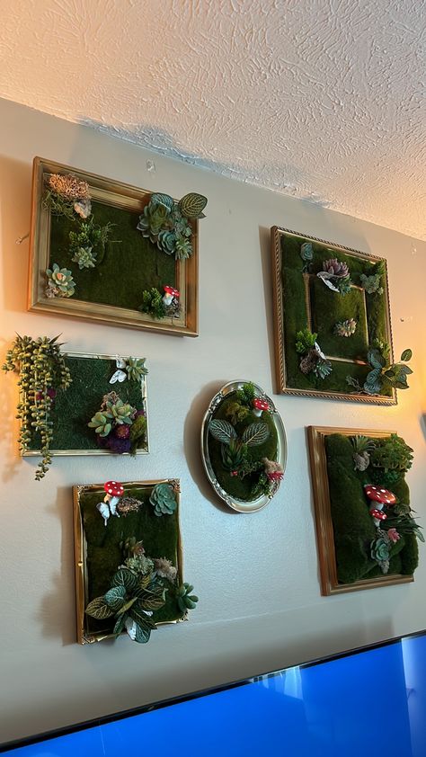 Antique picture frames, painted gold and filled with fake moss and other fake plants to look whimsical and cozy. Diy Goblincore, Fairycore Diy, Bedroom Witchy, Fairycore Icons, Witchy Bedroom Decor, Goblincore Crafts, Diy Moss Wall Art, Diy Moss Wall, Goblincore Diy