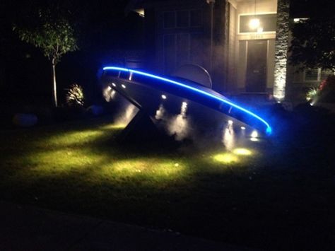 Lights for under the trampoline UFO idea. Could use clear water bottles with green glow sticks inside the water filled bottles? Alien Props Diy, Trampoline Halloween Ideas, Halloween Spaceship, Diy Alien Spaceship, Alien Decorations, Diy Spaceship, Alien Decor, Halloween Alien, Home Halloween Costumes