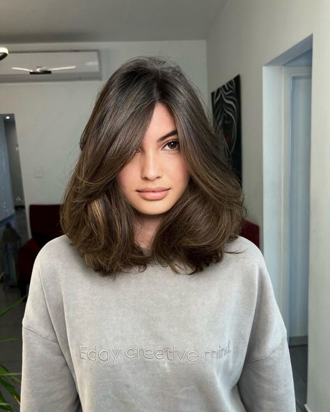 Shoulder Level Haircut, Midi Haircut, Bubble Bob, Short Hair Inspiration, Face Framing Hair, Graduated Bob Haircuts, Trendy Short Hairstyles, Graduated Bob, Brown Hair Looks