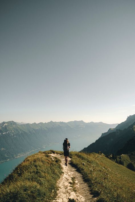 Se réveiller dans la splendeur de la #nature et découvrir la solitude loin des villes, c’est ce qui pousse le voyageur à pratiquer le #camping sauvage. Si cela semble très romantique, il existe cependant des règles à respecter pour que votre aventure reste gratifiante et sans danger, tout en respectant ces endroits uniques, pour la faune et pour ceux qui vous suivront. Hiking Images, Hike Pictures, Road Trip Checklist, Camping Sauvage, Hiking Pictures, Have Inspiration, Sustainable Travel, Go Hiking, Travel Images