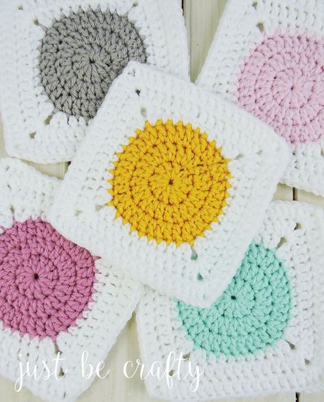 Circle to Square Granny Square Tutorial. A different take on the classic Granny Square, learn to crochet the circle to square granny square! Classic Granny Square, Motifs Granny Square, Granny Square Tutorial, Bantal Sofa, Crochet Granny Square Blanket, Crochet Circles, Crochet Granny Square, Haken Baby, Crochet Square Patterns