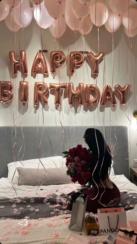 Birthday Ideas For Women 20th, 20th Birthday Decor, Birthday Group Pictures, Hotel Birthday Parties, 30th Birthday Ideas For Women, 17th Birthday Ideas, Birthday Room Decorations, Birthday Goals, Cute Birthday Pictures