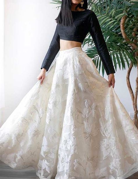 6 Hacks To Look Good In A Lehenga 6 Hacks To Look Good In A Lehenga Floral Skirt Outfits, Long Skirt And Top, Pengantin India, Simple Lehenga, White Long Skirt, Gown Party Wear, Indian Outfits Lehenga, Lehnga Dress, Long Dress Design