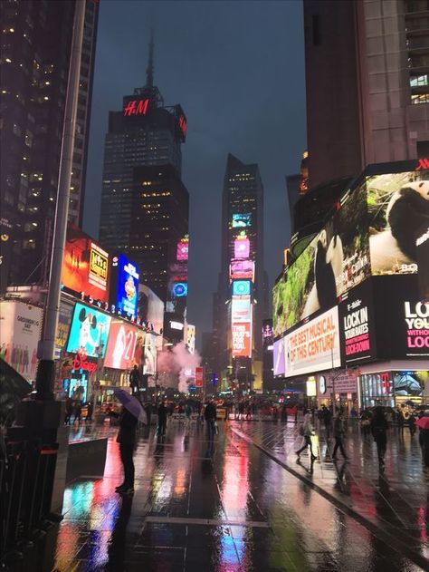 City Life Aesthetic, City View Night, Rainy Day Aesthetic, Nyc Aesthetic, Pretty Backgrounds, Nyc Life, New York Life, City Pictures, City Vibe