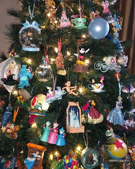 Disney Christmas Tree Decorations Theme Ideas - Inspired Beauty Natal, Disney Tree Topper, Diy Disney Christmas, Alternative Christmas Tree Ideas, Disney Christmas Tree Decorations, Disney Tree, Mermaid Christmas Tree, Boyfriend Christmas Card, Deco Disney