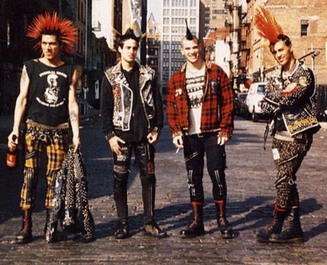 Punk culture has been around for nearly 50 years now, and is known for being crazy, loud and unconventional in every way.  For the guys, male punk hairstyles have been at the center of everything. The classic punk style included the Mohawk, spikes and experiments with color. Punk hairstyles are not limited to this thou British Punk Fashion, 80s Punk Fashion, Punks 70s, Punk Subculture, Cultura Punk, Dark Punk, Estilo Punk Rock, Veronique Branquinho, Classic Punk